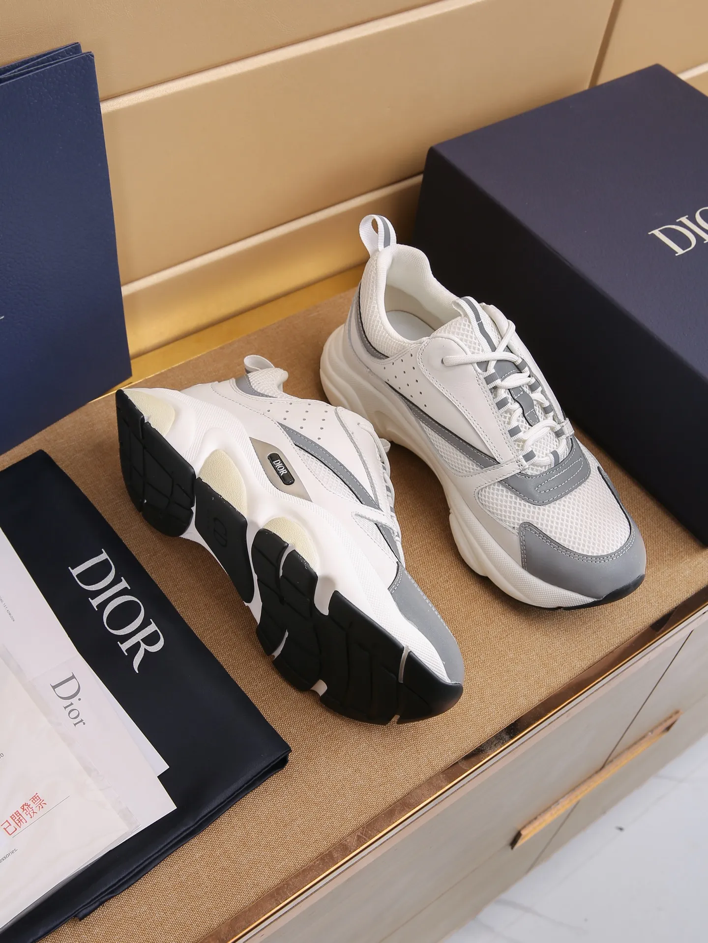 Factory price: 460💰Dior’s top version of D’s b22 men’s sports shoes. Inspired by retro running styles, the chunky low-top silhouette features gray calf leather and blue and white mesh fabric uppers, atop a black, white and blue engraved rubber sole. Nylon ribbon accents the blue mesh tongue and heel counter, and a "dio~" logo appears on the side. Pair it with a suit for a striking contrast and add a sportswear-chic edge to your look. The thick sole can be about 4cm~ Size: 38-45, [46, 47 customized]